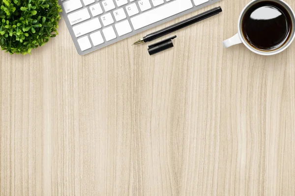 Holztisch Mit Computertastatur Tasse Kaffee Und Stift Draufsicht Mit Kopierraum — Stockfoto