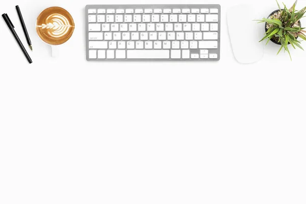 白色写字台 配有电脑配件和办公用品 顶部视图 带有复制空间 平面布局 — 图库照片