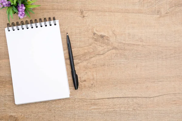 Cuaderno Blanco Con Pluma Está Parte Superior Mesa Escritorio Oficina —  Fotos de Stock