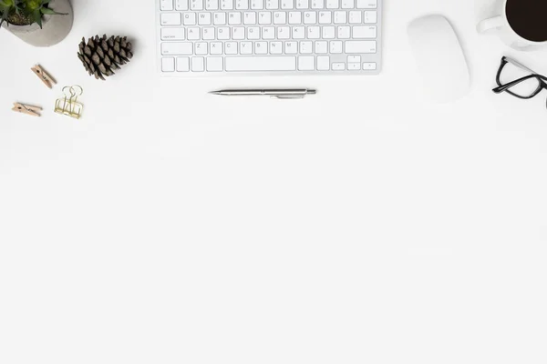 Moderna Mesa Escritorio Oficina Blanca Con Gadgets Computadora Taza Café —  Fotos de Stock