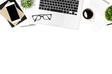 Beyaz ofis masasında bir sürü malzeme var. Üst manzara, düz uzanma.