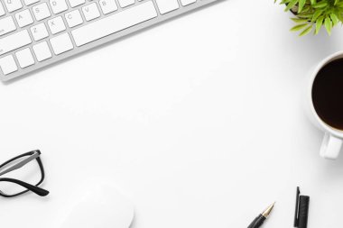 Bilgisayarlı beyaz ofis masası, bir fincan kahve ve malzeme. Kopyalama alanı olan üst görünüm, düz yatay.