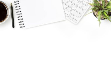 Beyaz ofis masasında bir sürü malzeme var. Kopyalama alanı olan üst görünüm, düz yatay.