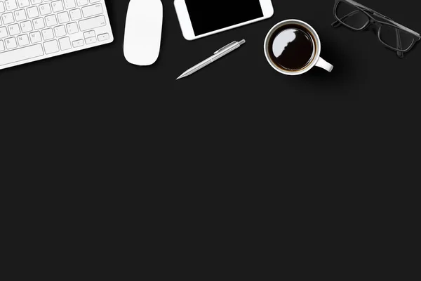 Moderne Zwarte Bureau Tafel Met Computer Gadgets Smartphone Kantoorbenodigdheden Bovenaanzicht — Stockfoto