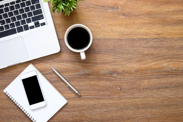 Houten Bureautafel Met Smartphone Laptop Benodigdheden Bovenaanzicht Met Kopieerruimte Vlakke — Stockfoto