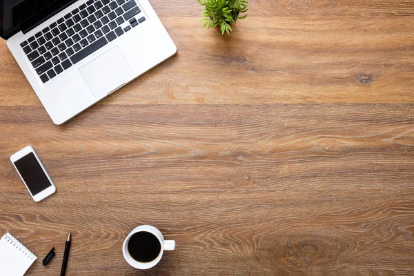 Mesa Escritorio Oficina Madera Con Ordenador Portátil Teléfono Inteligente Taza — Foto de Stock