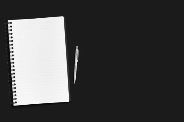 带钢笔的空白笔记本在黑色写字台的顶部 顶部视图 带有复制空间 平面布局 — 图库照片
