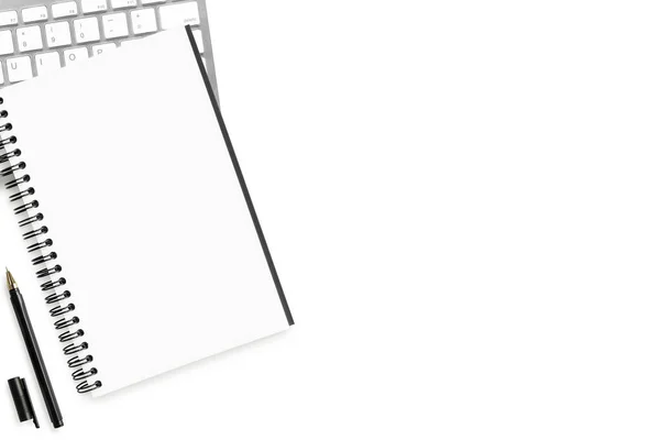 Notebook Branco Está Cima Mesa Escritório Branco Com Suprimentos Vista — Fotografia de Stock