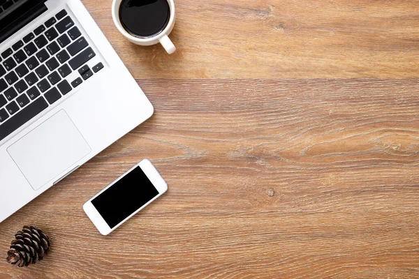 Houten Bureautafel Met Smartphone Laptop Kopje Koffie Bovenaanzicht Met Kopieerruimte — Stockfoto