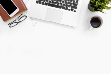 Bilgisayarlı beyaz ofis masası ve ofis malzemeleri. Üst vi