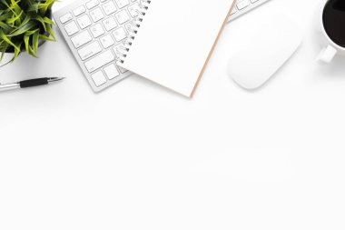 Bilgisayar aletleri ve ofis malzemeleriyle dolu beyaz ofis masası