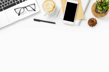 Beyaz ofis masasında bir sürü malzeme var. Üst görünüm w