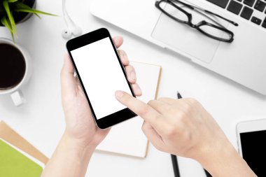 Beyaz ofis masasının üzerinde beyaz ekranlı ve malzemeli akıllı telefon..