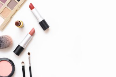 Makyajlı kadın masası manzarası ruj, göz paleti, temel, fırçalar ve diğerleri. Düz yatış, görüntü.