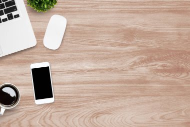 Akıllı telefonlu ahşap ofis masası, dizüstü bilgisayar ve ek