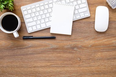 Not defteri, bilgisayar gereçleri ve ofis masası.