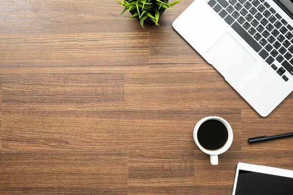 Mesa Escritorio Oficina Madera Con Ordenador Portátil Una Taza Café — Foto de Stock