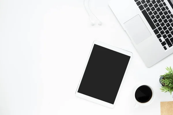 Mesa Escritório Branca Com Tablet Com Tela Branco Para Mockup — Fotografia de Stock