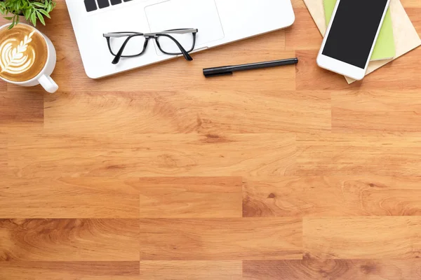 Mesa Escritorio Oficina Madera Con Ordenador Portátil Taza Café Suministros — Foto de Stock