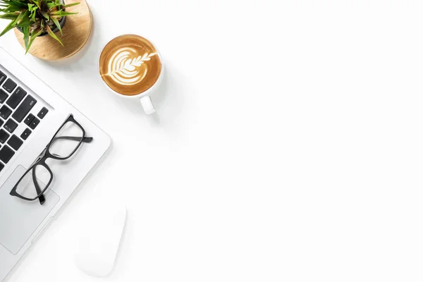 Biały Stół Biurowy Laptopem Filiżanka Kawy Latte — Zdjęcie stockowe
