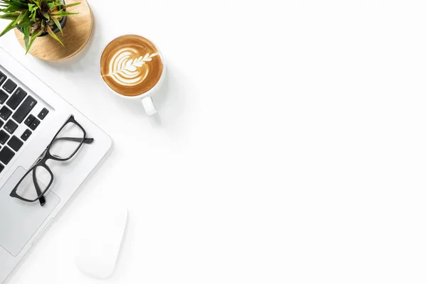 Witte Bureau Tafel Met Laptop Computer Kopje Koffie Met Latte — Stockfoto