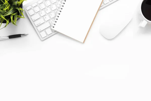 Mesa Escritório Branco Com Gadgets Computador Material Escritório — Fotografia de Stock