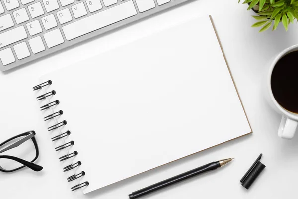 Notebook Branco Está Topo Moderna Mesa Escritório Branco Com — Fotografia de Stock