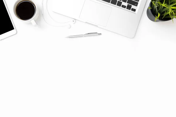 ノートパソコン スマートフォン カップ付きホワイトオフィスデスクテーブル — ストック写真