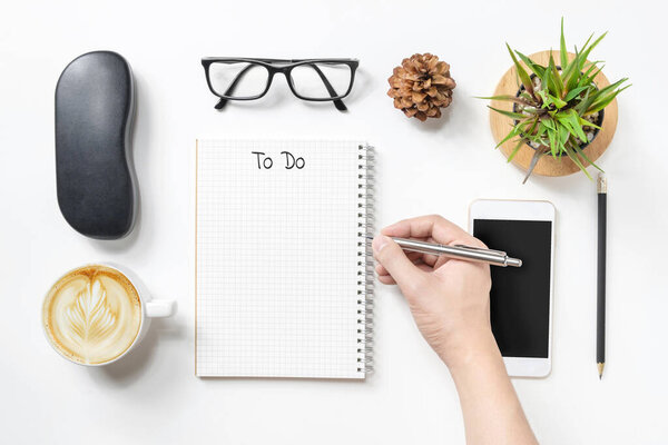 Слово "что делать" написано человеком. Вид сверху.