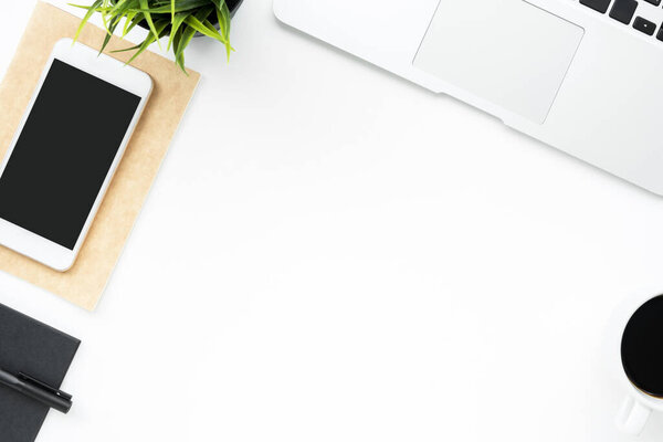 Стол белого стола с смартфоном, ноутбуком и принадлежностями. Вид сверху с копировальным пространством, плоская кладка.