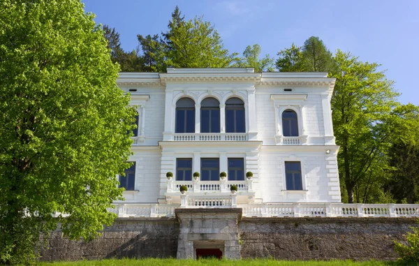 Bled Slovinsko Dubna 2018 Elegantní Neoklasicistní Budova Obklopená Krásným Parkem — Stock fotografie
