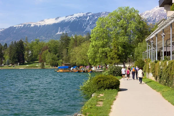 Bled Szlovénia Április 2018 Emberek Sétálnak Vízparti Sétánytól Mindössze Bled — Stock Fotó