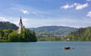 Bled, Slovenya - 25 Nisan 2018: Lake Bled içinde İlkbahar, adada varsayım kilise ile