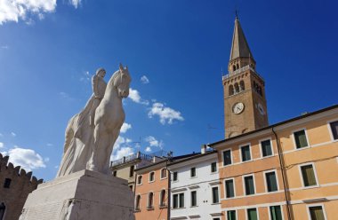 Çan kulesine Duomo di Sant'Andrea ve Piazza della Repubblica, ana kare Portogruaro, İtalya'nın Birinci Dünya Savaşı Anıtı görünümünü