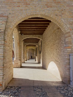 Zarif tarihi arcade Portogruaro, İtalya