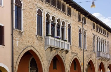 Tarihi binada zarif eski şehir Portogruaro, İtalya