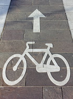 Perspektif içinde görülen somaki taşı döşeme yapılan kentsel Bisiklet şeritli