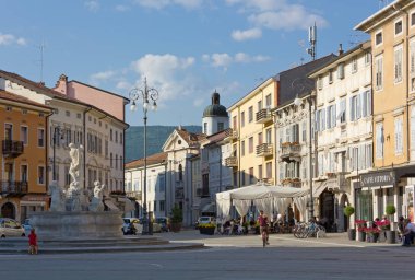 Gorizia, İtalya - 20 Mayıs 2018: Piazza Vittoria, bir kentin ana kareler hayatta