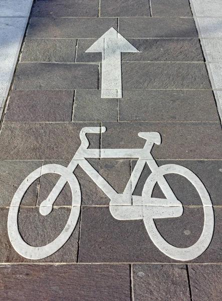 Perspektif içinde görülen somaki taşı döşeme yapılan kentsel Bisiklet şeritli