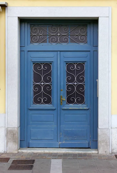 Blått Trädörr Gula Fasaden Historisk Urban Byggnad — Stockfoto