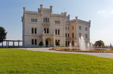 Trieste, İtalya - 17 Haziran 2018: Miramare yenilenmiş park ve Bahçe Castle