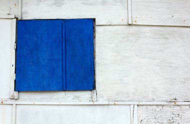 Kapalı pencere panjur mavi ahşap dış beyaz duvara boyalı
