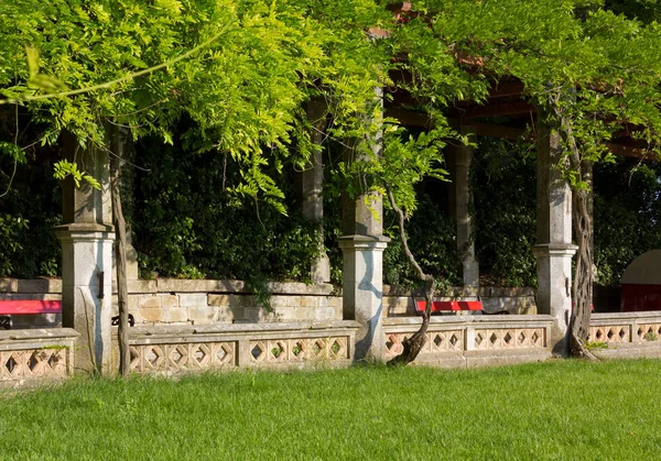 Historische Colonnade Voor Voetgangers Een Park Met Rode Bankjes Langs — Stockfoto