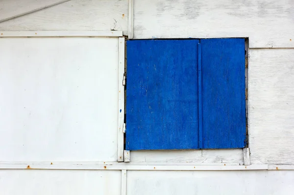 Penutup Jendela Tertutup Dicat Dengan Warna Biru Pada Dinding Putih — Stok Foto