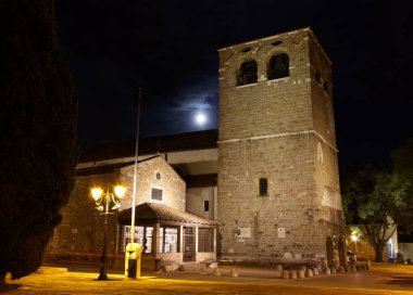 Trieste, İtalya San Giusto katedral çan kulesine gece görünümü