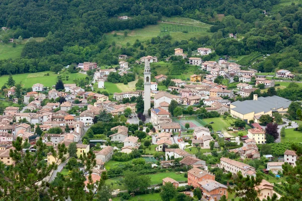 イタリアのプロセッコ ワインの産地で カステル ブランドから見られる村の Valmareno — ストック写真