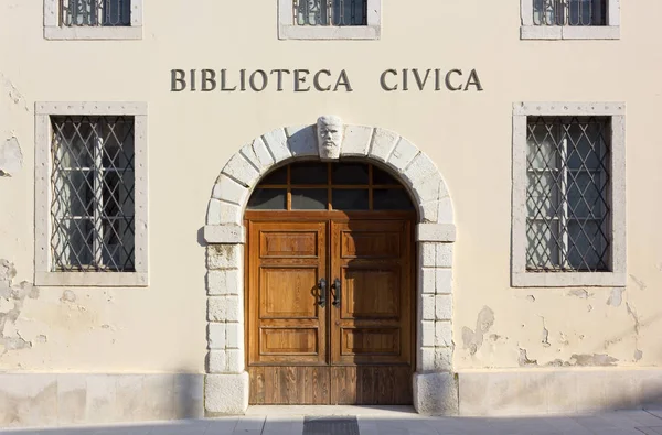 Wejścia Zabytkowego Biblioteki Publicznej Gradisca Isonzo Włochy — Zdjęcie stockowe