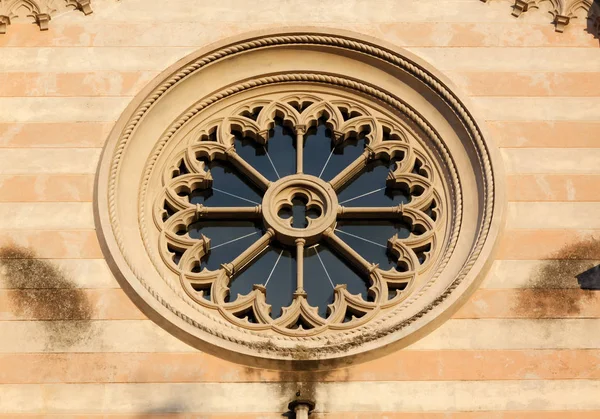 Close Janela Rosa Duomo Valvasone Itália Sob Luz Susnet — Fotografia de Stock