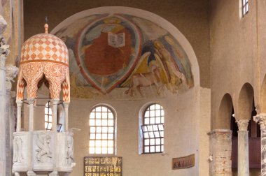 Grado, İtalya Sant'Eufemia Bazilikası'na iç görünüm