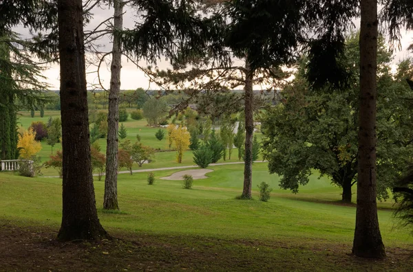 俯瞰高尔夫球场的小木头的秋天景色 — 图库照片